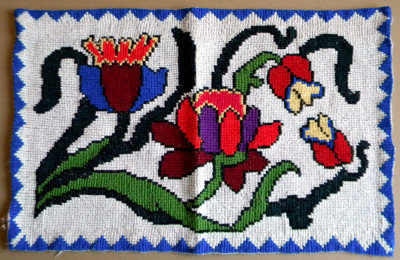 Carpeta populara traditionala cusuta manual pe panza de sac, motiv floral 70 ani foto