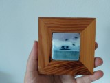 * Tablou miniatura - faianta in rama de lemn, peisaj cu inslua in largul marii, cu 2 palmieri si pasari in aer / pescarusi, 8.5x8.5cm