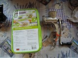 Masina manuala de tocat carne FLACARA numarul 8, cutit de rezerva si set de 7 caserole din plastic ERNESTO, NOI