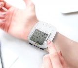 Cumpara ieftin Aparat pentru masurarea tensiunii arteriale si a pulsului Innoliving INN-015