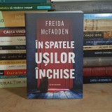 FREIDA McFADDEN - IN SPATELE USILOR INCHISE ( ROMAN ) , 2025 *
