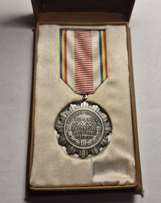 Medalia a 25 a Aniversare a Eliberarii Patriei 1944 1969 RSR la cutie foto