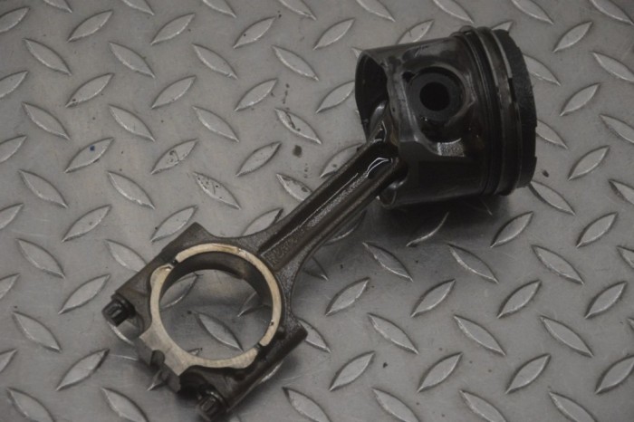 Piston VOLVO XC90 I 2008 23775410