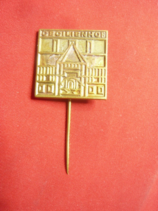Insigna Turistica veche Cecilienhor localitate Germania ,bronz ,l= 2cm