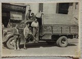 Barbati cu camion, reclame Loteria de Stat, Birou Voiaj// Foto Carol Abad