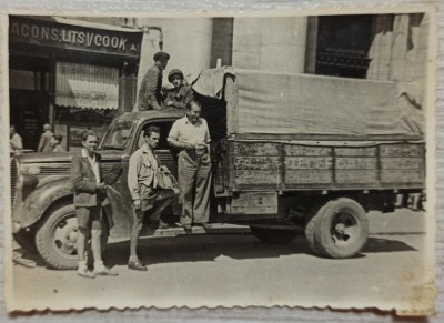 Barbati cu camion, reclame Loteria de Stat, Birou Voiaj// Foto Carol Abad foto