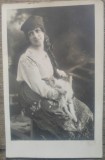 Tanara in port, cu catel in brate// foto tip CP