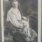 Tanara in port, cu catel in brate// foto tip CP