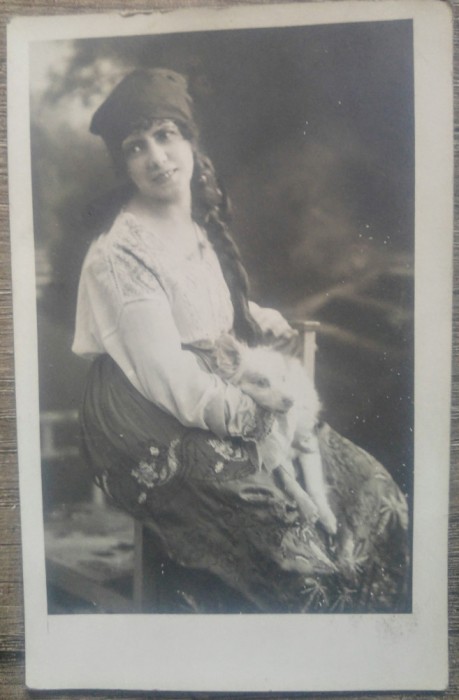 Tanara in port, cu catel in brate// foto tip CP
