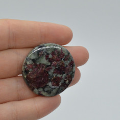 Cabochon eudialit 33x33x6mm a41