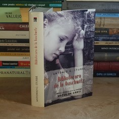 ANTONIO G. ITURBE - BIBLIOTECARA DE LA AUSCHWITZ ( ROMAN ) , 2015 ( CARTONATA ) *
