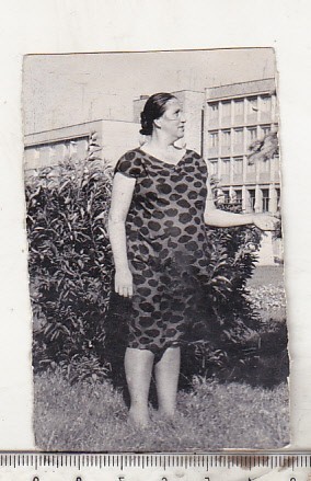 bnk foto - Ploiesti - femeie in parcul Nichita Stanescu - anii `70