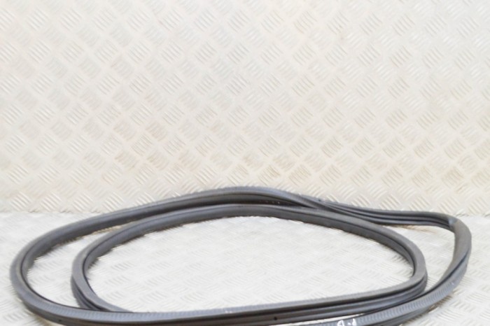 Garnitura ușă dreapta față PORSCHE CAYENNE 92A 2015 OEM: 7P0867365H,7P0.867.365.H | 21247881