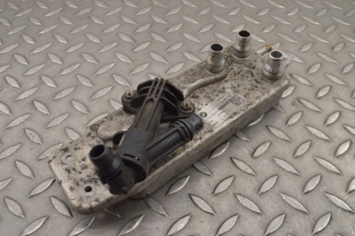 Răcitor de ulei BMW i8 I12 2015 OEM: 7640834 14895404