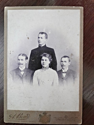 Fotografie de familie, pe carton, sfarsit de secol XIX foto