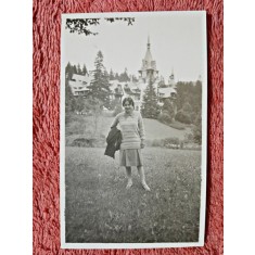 Fotografie, Stella, mama lui Geo (dr. Litarczek, parintele radiologiei romanesti) la Sinaia, in fundal Castelul Peles, 1927