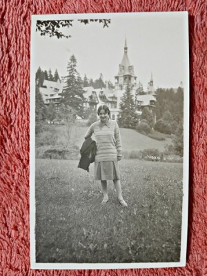 Fotografie, Stella, mama lui Geo (dr. Litarczek, parintele radiologiei romanesti) la Sinaia, in fundal Castelul Peles, 1927 foto