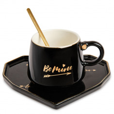 Cana ceramica cu farfurie in forma de inima si lingurita Pufo Be Mine pentru cafea sau ceai, 180 ml, negru