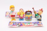 Kinder Surprize Happy 2000 - Colectie Completa 4 Figurine + 4 BPZ, 2 Mecanice, 2 Baterii, Stare Buna, Jucarii Kinder