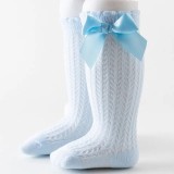 Sosete bleu trei sferturi cu model din tesatura si fundita din satin (Marime