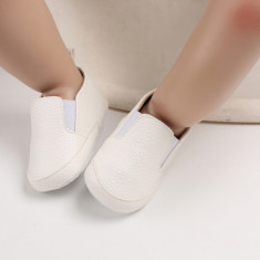 Pantofiori albi tip mocasini pentru baietei (Marime Disponibila: 6-12 luni