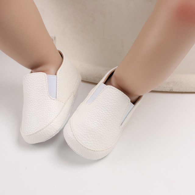 Pantofiori albi tip mocasini pentru baietei (Marime Disponibila: 12-18 luni