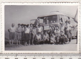 Bnk foto Excursionisti langa autocar TV 2, Alb-Negru, Romania de la 1950, Transporturi