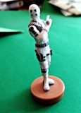 Figurină Universul Fornite Series 3 Stamper, Epic Games &copy; 2020, Scratch, 7 cm h, postament diametrul 3 cm, ștampilă : chipul cyborg-ului mercenar