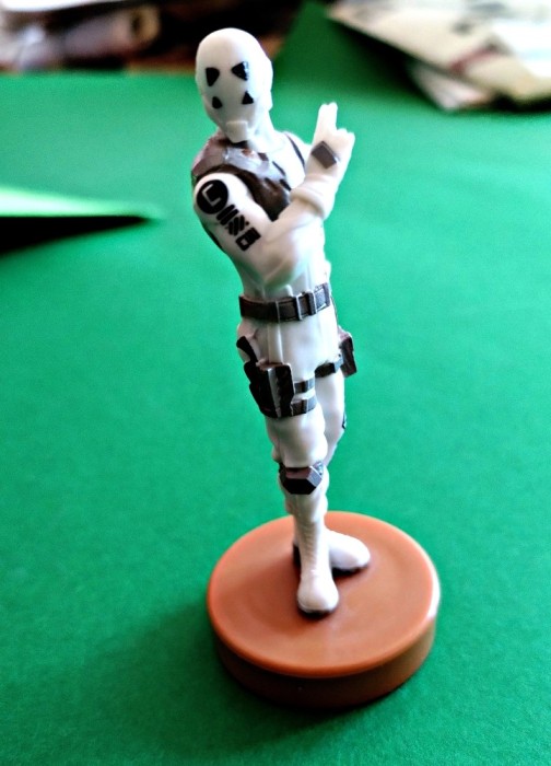Figurină Universul Fornite Series 3 Stamper, Epic Games &copy; 2020, Scratch, 7 cm h, postament diametrul 3 cm, ștampilă : chipul cyborg-ului mercenar W