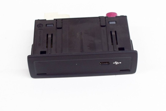 Port USB/AUX-In MERCEDES-BENZ EQAH243 2021 OEM: A2478203902 20708885