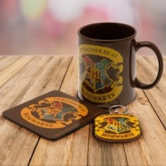 Set cadou Harry Potter: Rather be at Hogwarts: cana 325 ml, breloc si suport cana