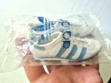 Miniatură pantof / pereche pantofi Adidas, vintage, breloc colecție, nou &icirc;n ambalaj original sigilat