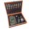 Set portabil cu joc de sah de lemn, sticla cu husa camuflaj de buzunar si ustensile camping