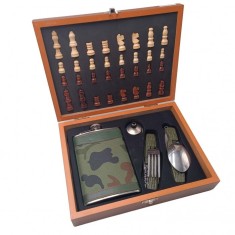 Set portabil cu joc de sah de lemn, sticla cu husa camuflaj de buzunar si ustensile camping
