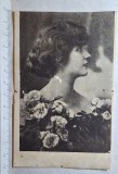 Fotografie veche tip carte-poştală portret t&acirc;nără femeie, Rom&acirc;nia interbelică (~1930-40)