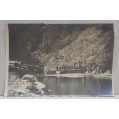 STAVILAR PE RAU DE MUNTE , FOTOGRAFIE MONOCROMA , PE HARTIE CRETATA , PERIOADA INTERBELICA , ONDULATA SI CU UN FRAGMENT LIPSA IN DREAPTA SUS *