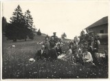 P3207N Civili și militari la pr&acirc;nz l&acirc;ngă biserica din F&acirc;nt&acirc;nele, Năsăud, 1932