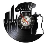 Ceas de perete din disc vinil, Tematică Chef / Bucătărie, Design cu Bonetă de Bucătar, Cuțite și Recipiente de Condimente, Negru