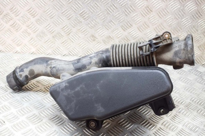 Tub de admisie aer TOYOTA PRIUS _W3_ 2011 OEM: 17893-37040 17876584
