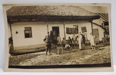 MOGOSOAIA (?) , FAMILIECU NOUA COPII IN FATA CASEI SI UN JANDARM , FOTOGRAFIE DE GRUP , INTERBELICA foto