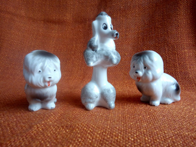 Grup de figurine din portelan vechi Trei catei mici foto