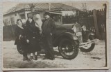 Fotografie de grup cu automobil de epoca, numere Bucuresti// per. interbelica