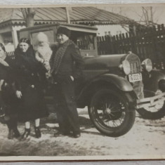 Fotografie de grup cu automobil de epoca, numere Bucuresti// per. interbelica