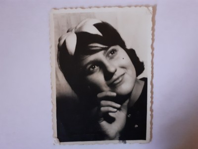 Fotografie dimensiune 6/9 cm cu fată din Rom&amp;acirc;nia &amp;icirc;n 1964 foto