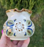 VAS VINTAGE CU O ANSA DIN CERAMICĂ, LUCRAT SI DECORAT MANUAL