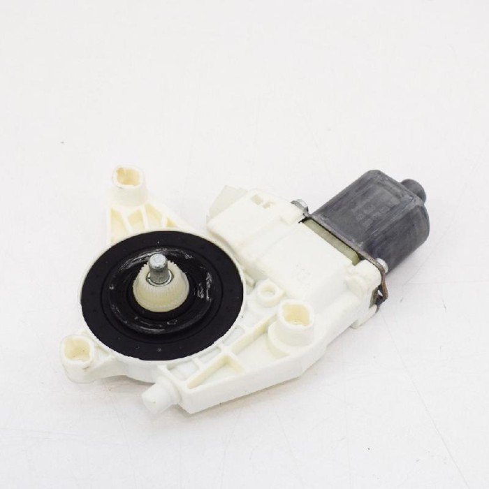 Motor macara geam ușă st&acirc;nga față MERCEDES-BENZ A W176 2016 OEM: A2469065100 2883621