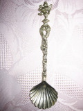 95-Lingurita din metal argintat, cu leu si design frumos, marime 13 cm.