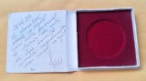 Cutie veche, pentru prezentare, depozitare insigna, decoratie, placheta, medalie dimensiune 6 cm