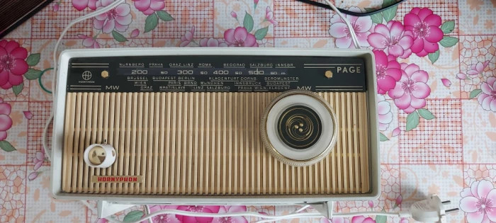 RADIO HORNYPHON V 144 U , FUNCTIONEAZA ,ESTE O BIJUTERIE A ANILOR 1965