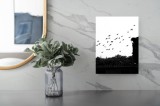 Tablou Canvas, "Zborul păsărilor peste acoperișuri vechi", Păsări, Zbor, Cer, Siluetă, Acoperiș, Contrast, Natură, Libertate, Frumusețe, Arhitectură,